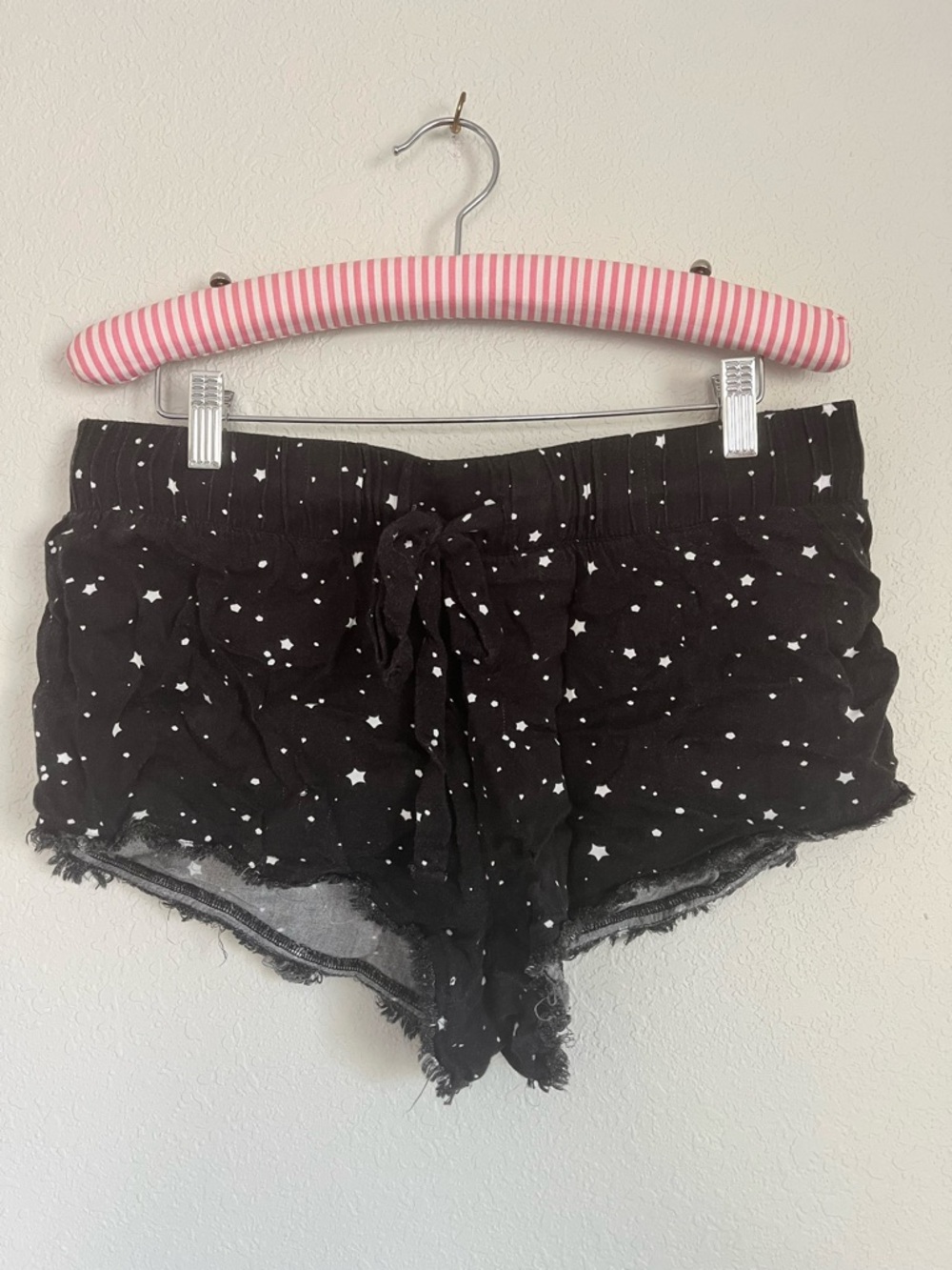 Bella Dahl Black Star-Print High Waist Shorts. Medium.